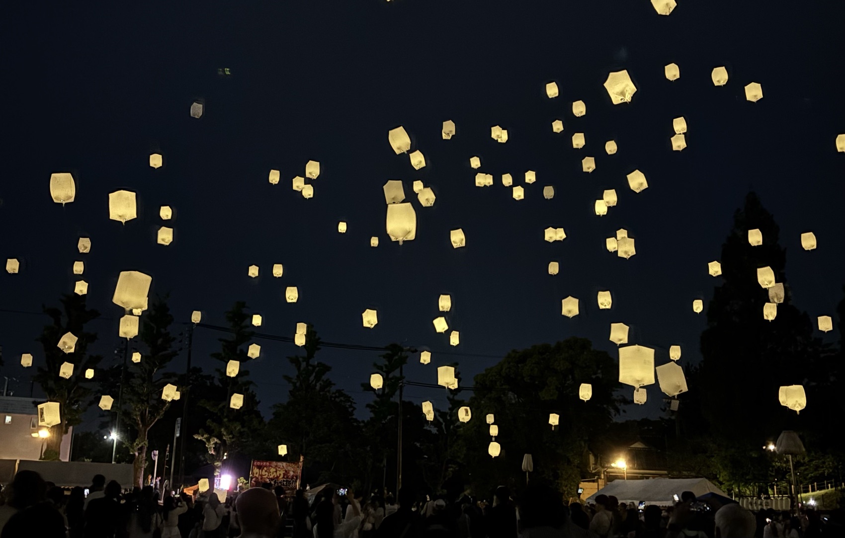 ライブのクライマックスに舞うナイトランタン